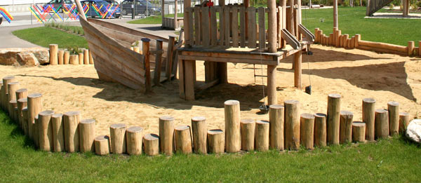Sandkasteneinfassung Robinienpalisaden