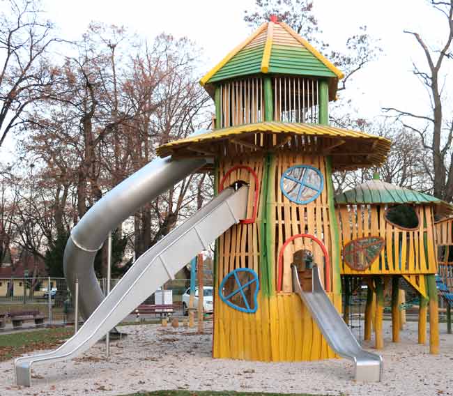 Große Spiel- und Rutschenturmanlage Wr. Neustadt