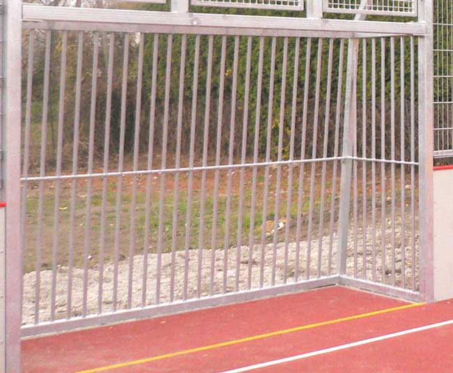 Umbau auf  Bolzplatztor Wände mit Stäben