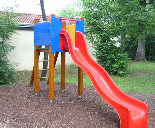 Spielturm Graz mit Seitenwänden