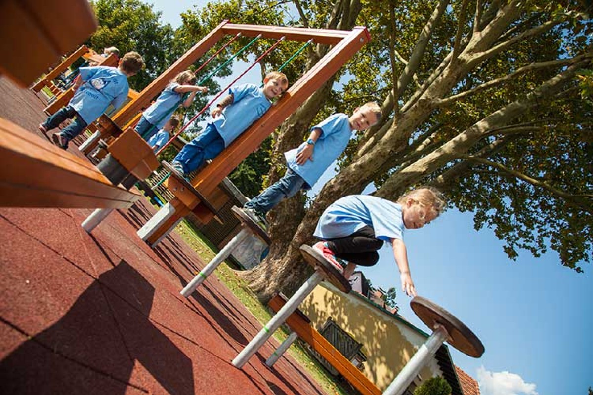 spielewelt-planung-kindergarten-kinder-balancieren-fallschutz-fallschutzplatten