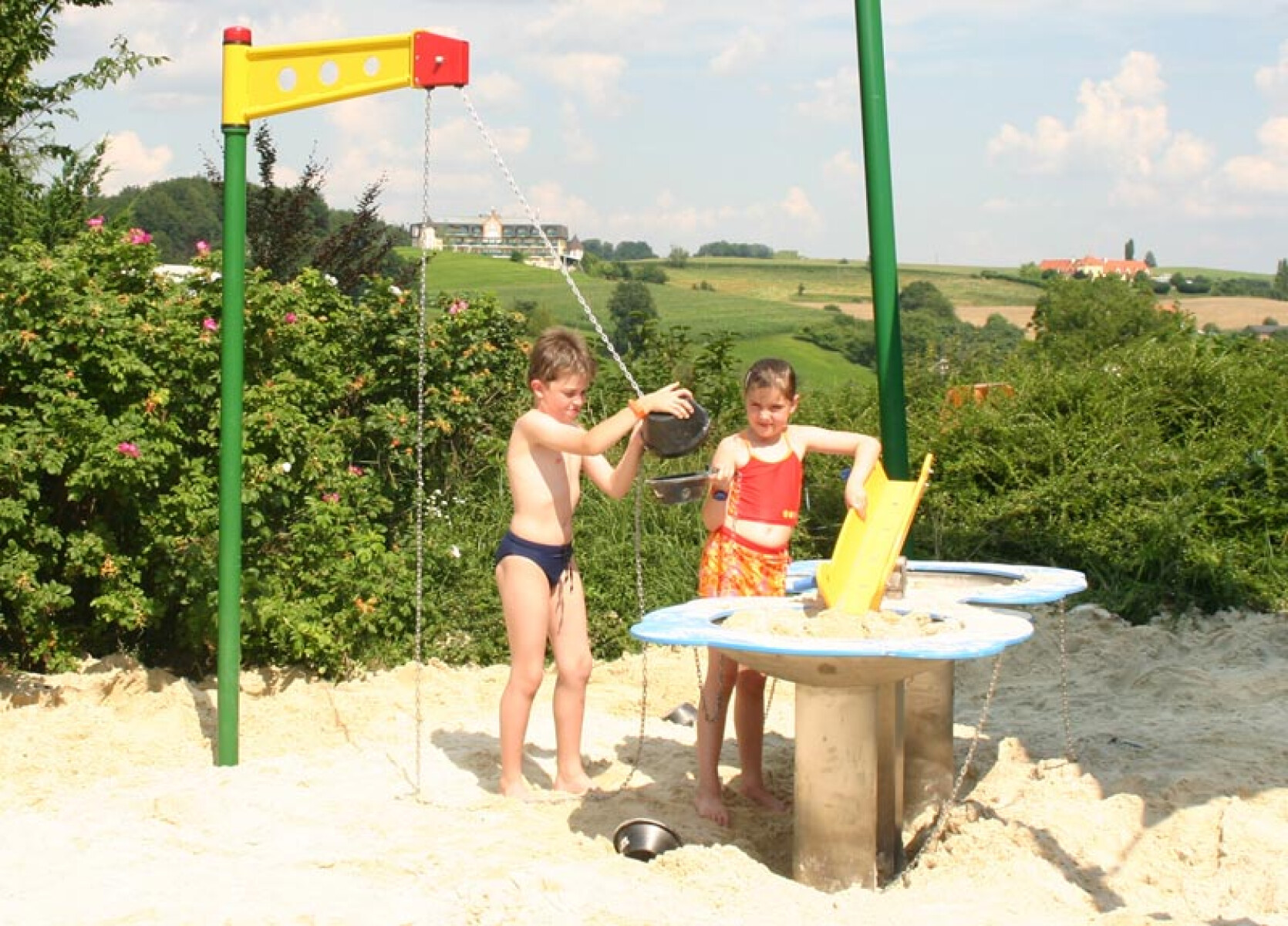 sandspielanlage-mit-sandaufzug-aus-niro-ketten-und-sandkübel