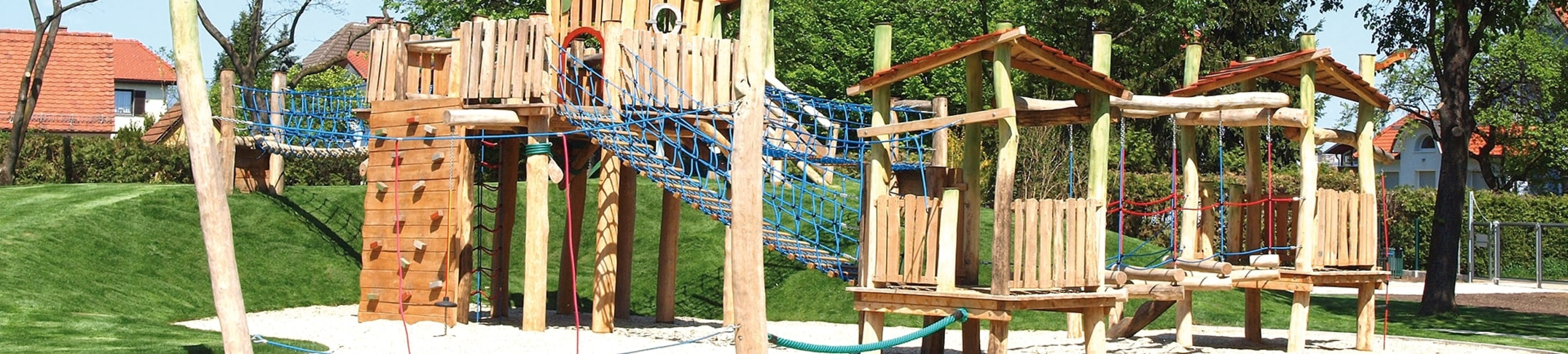 turmanlagen-spielanlage-kletterwand-netzbrücke-robinienholz-natur