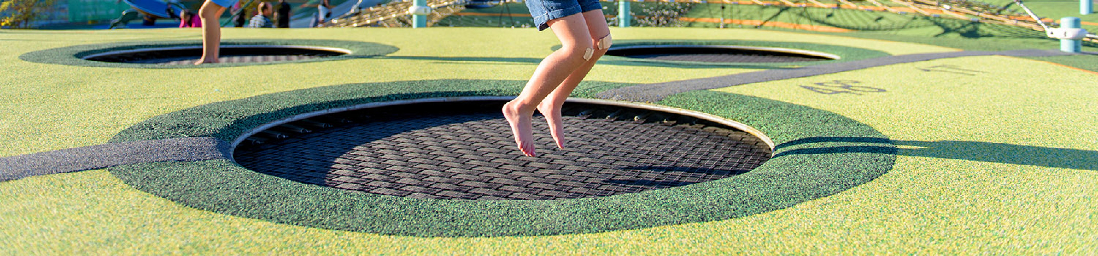 hüpfen-eingebautes-trampolin-kindergarten-schule-kinder-freude-spaß