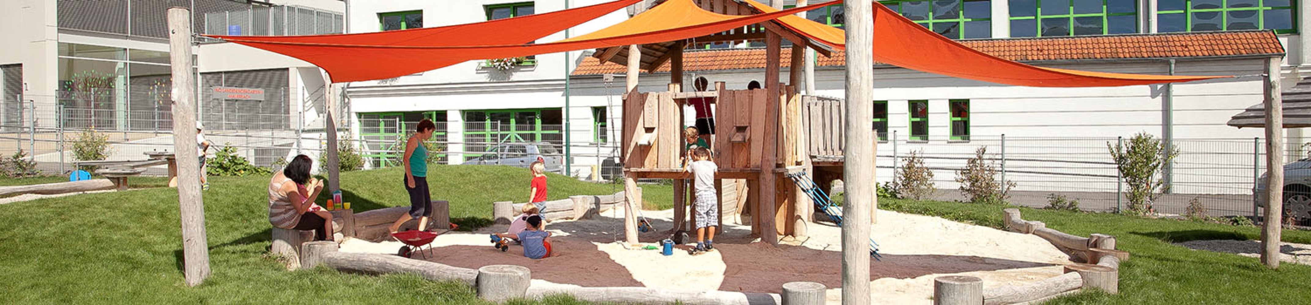 sandspielanlage-kindergarten-beschattung-sonnensegel-sandeinfassung-kletternetz-spielende-kinder