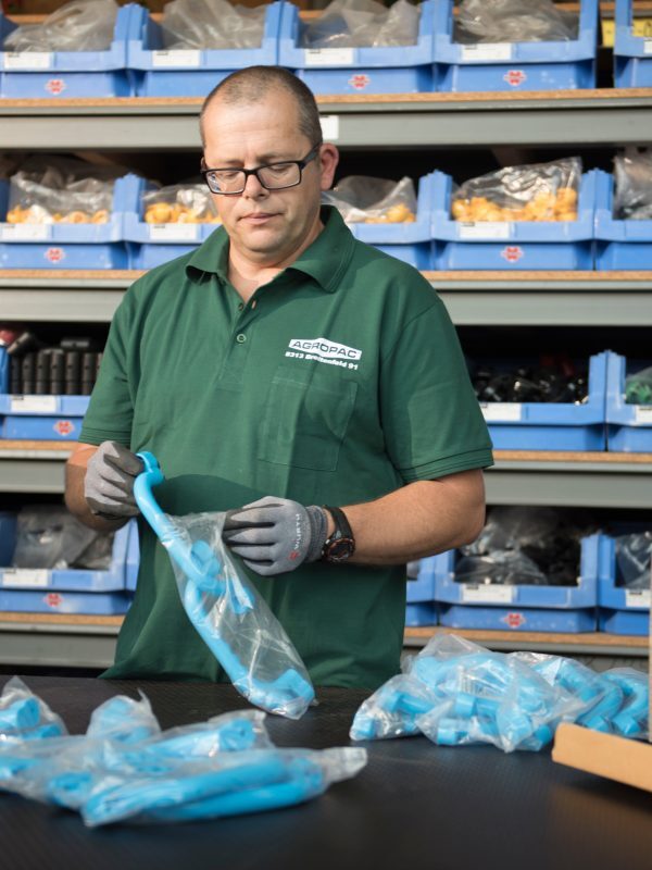 Mitarbeiter von AGROPAC bei der Vorbereitung von Verpackungsmaterialien