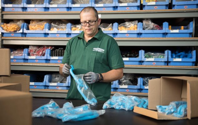 Mitarbeiter von AGROPAC bei der Vorbereitung von Verpackungsmaterialien