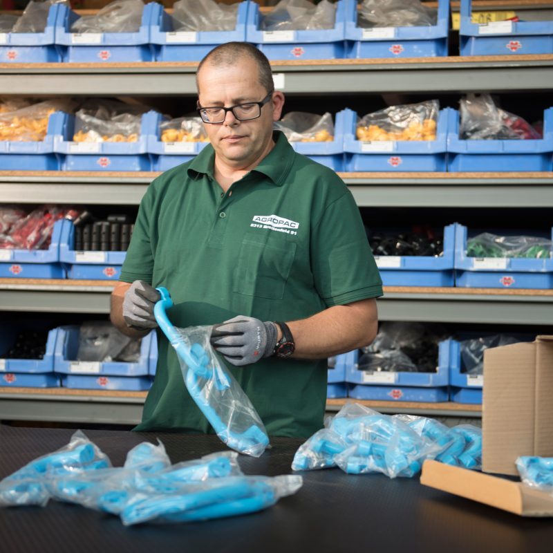 Mitarbeiter von AGROPAC bei der Vorbereitung von Verpackungsmaterialien