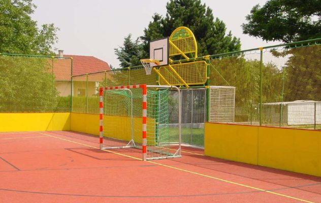 Multisportanlage mit Fußballtor und Basketballkorb