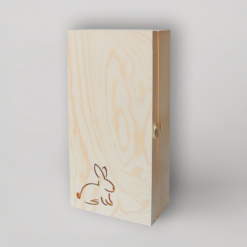 Holzkiste mit eingraviertem Hasenmotiv