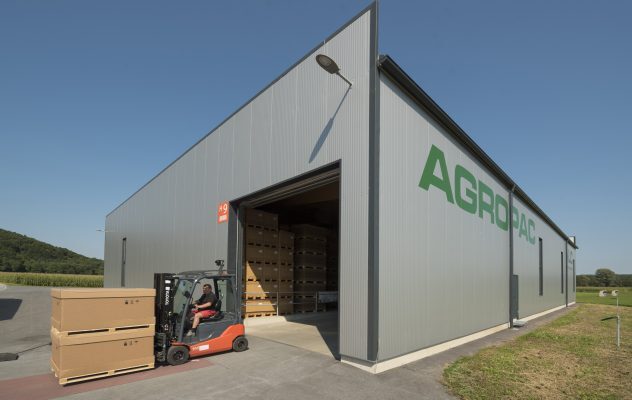 AGROPAC-Lagerhalle mit Gabelstapler und Transportkiste