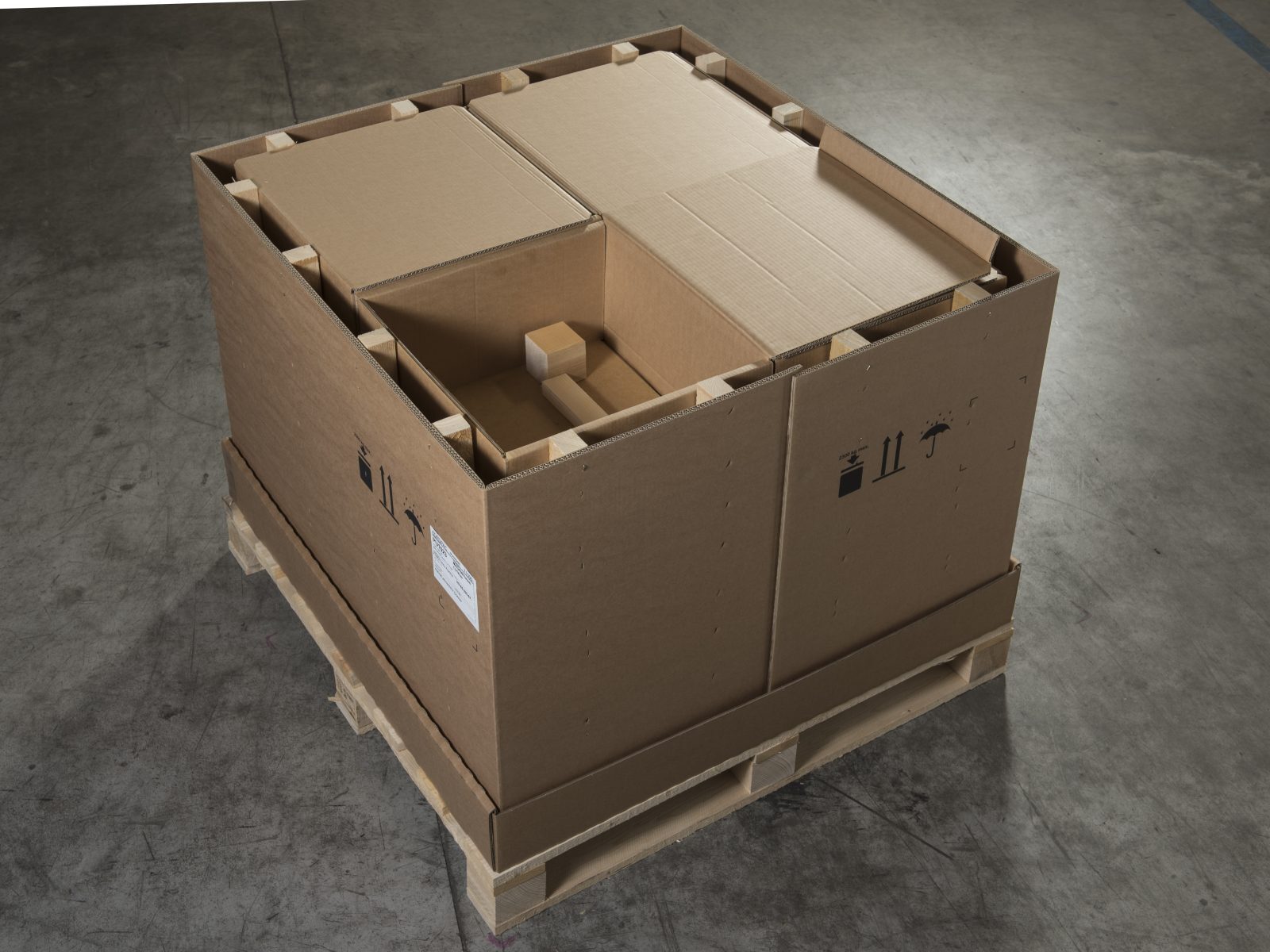 Kartonverpackung mit Innenaufteilung auf einer Holzpalette