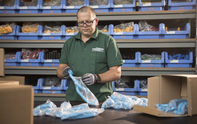 Mitarbeiter von AGROPAC bei der Vorbereitung von Verpackungsmaterialien