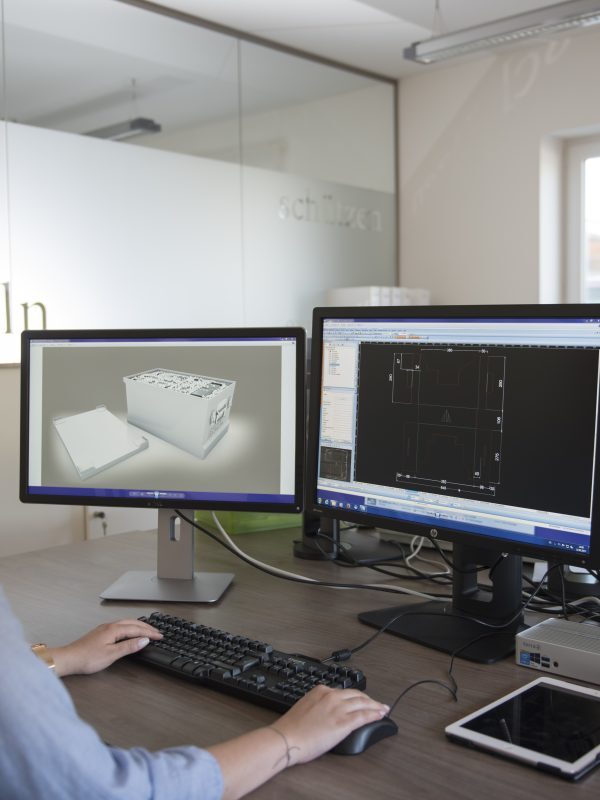 Mitarbeiterin bei der CAD-Planung einer Verpackung