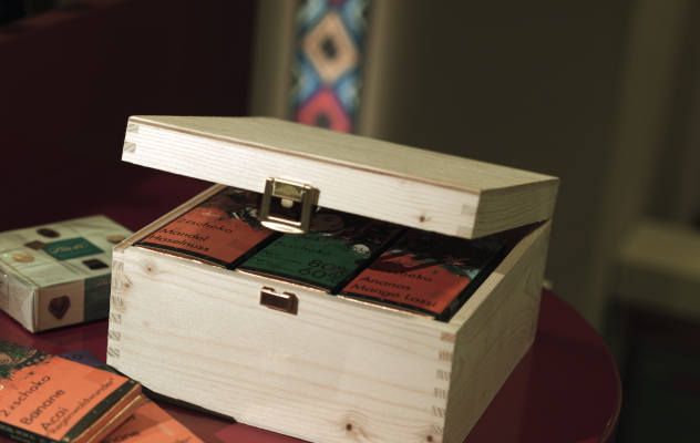 Geöffnete quadratische Klappbox aus Holz