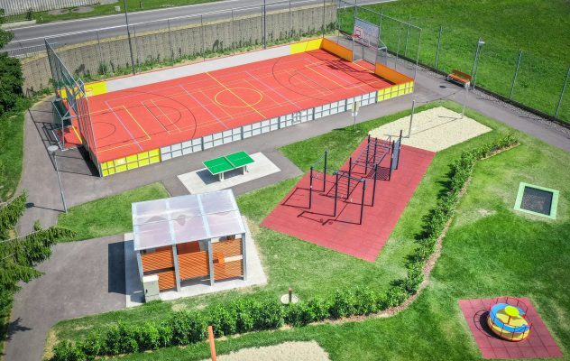 Luftaufnahme einer Spiel- und Sportanlage mit Multisportplatz und Fitnessbereich