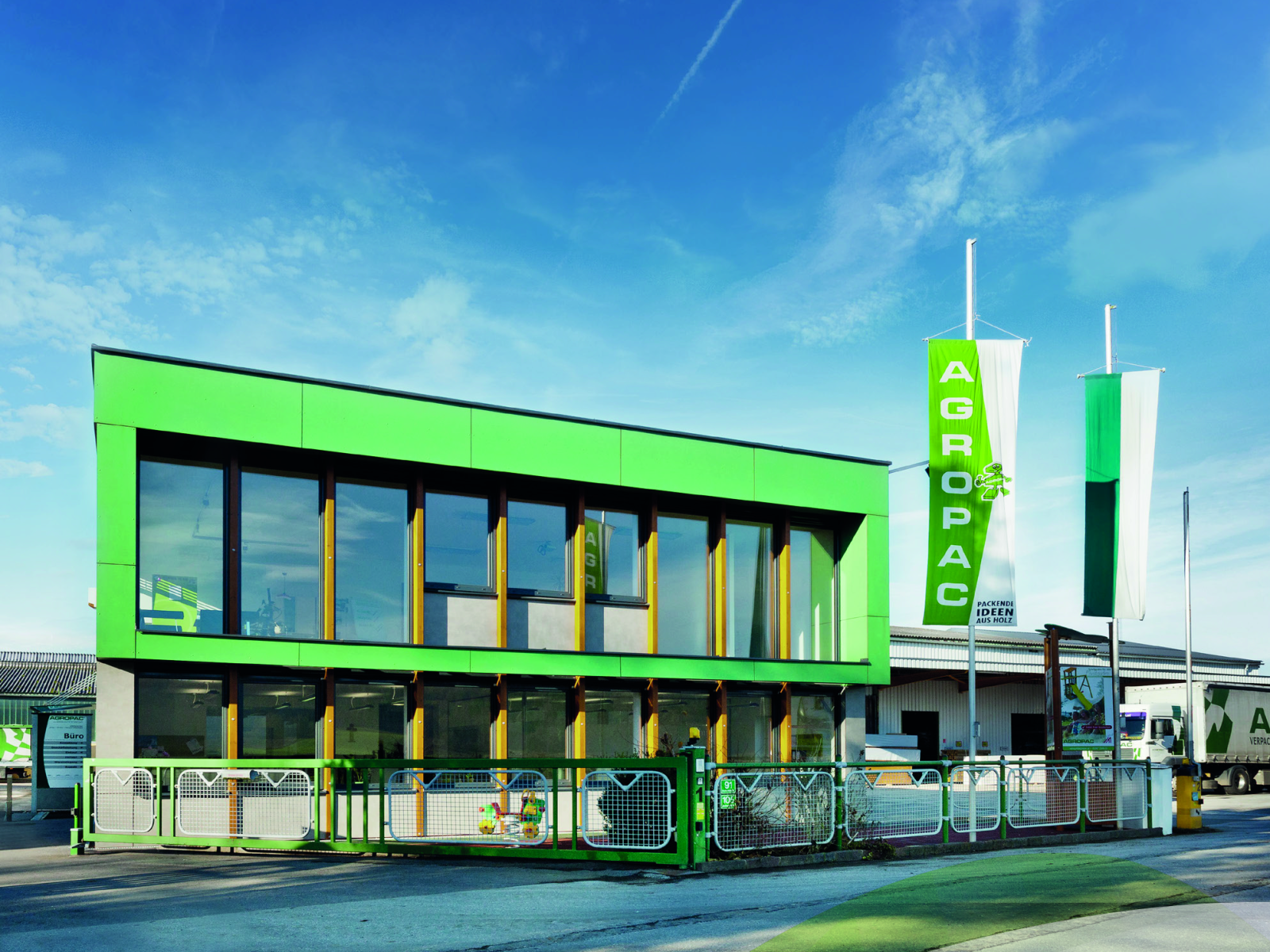 AGROPAC-Firmengebäude mit grünem Eingangsbereich