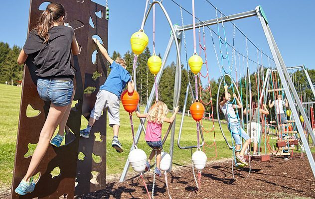 Kinder auf einer Kletteranlage mit Seilen und Balancierelementen