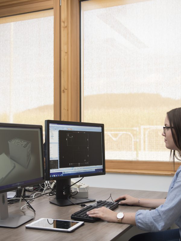 Mitarbeiterin von AGROPAC bei der CAD-Planung
