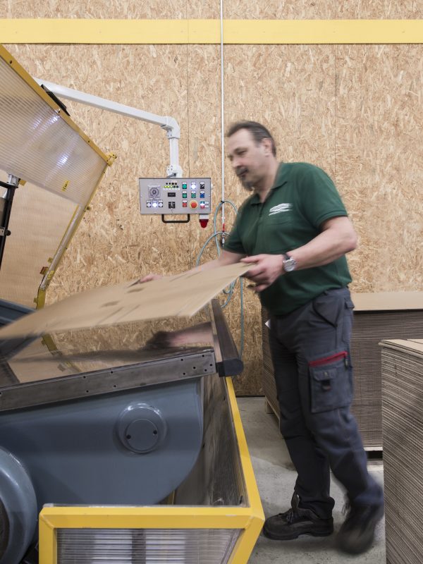 Mitarbeiter von AGROPAC bei der Bedienung des Plotters